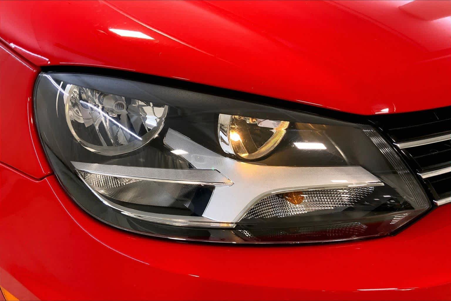 Used 2016 Flash Red Volkswagen Komfort image 28