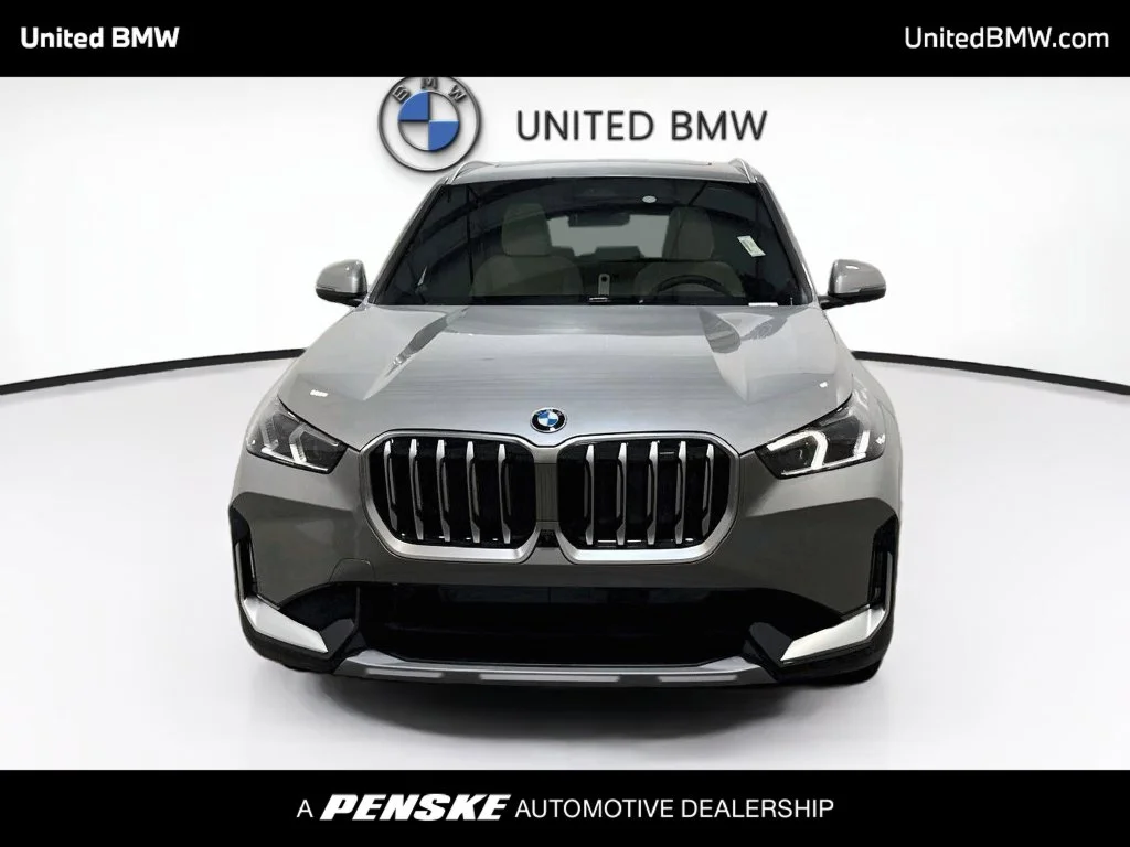 New 2027 Space Silver Metallic BMW xDrive28i image 2
