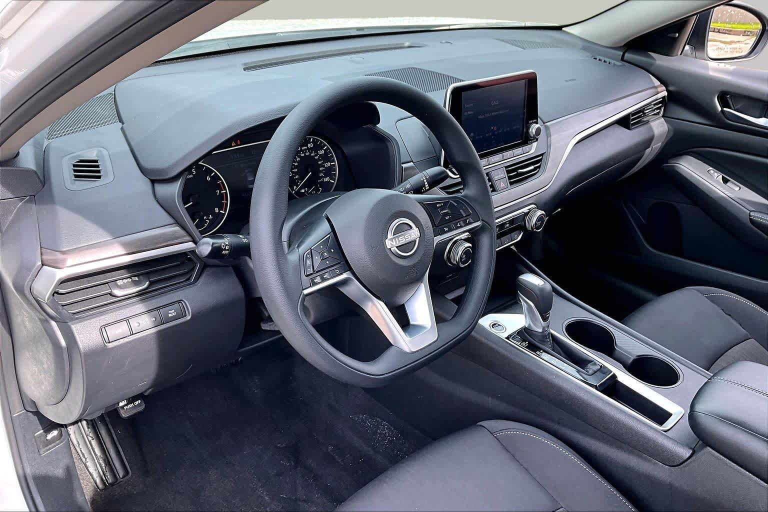 Used 2025 Glacier White Nissan SV image 16