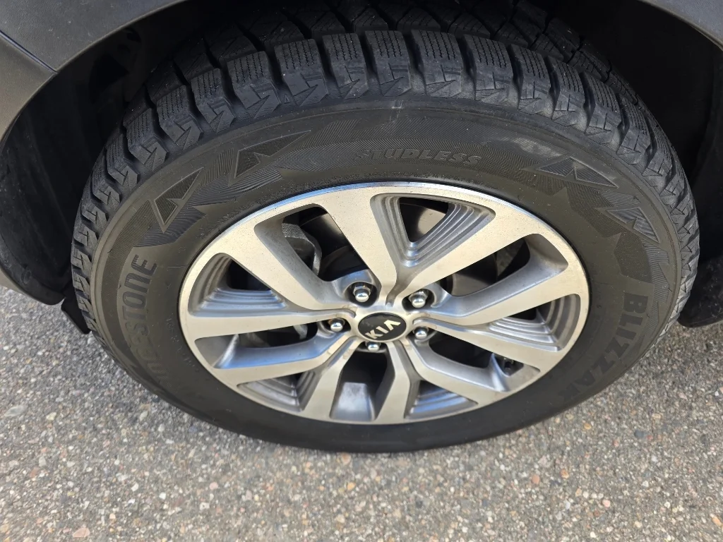 Used 2016 Mineral Silver Kia LX image 19