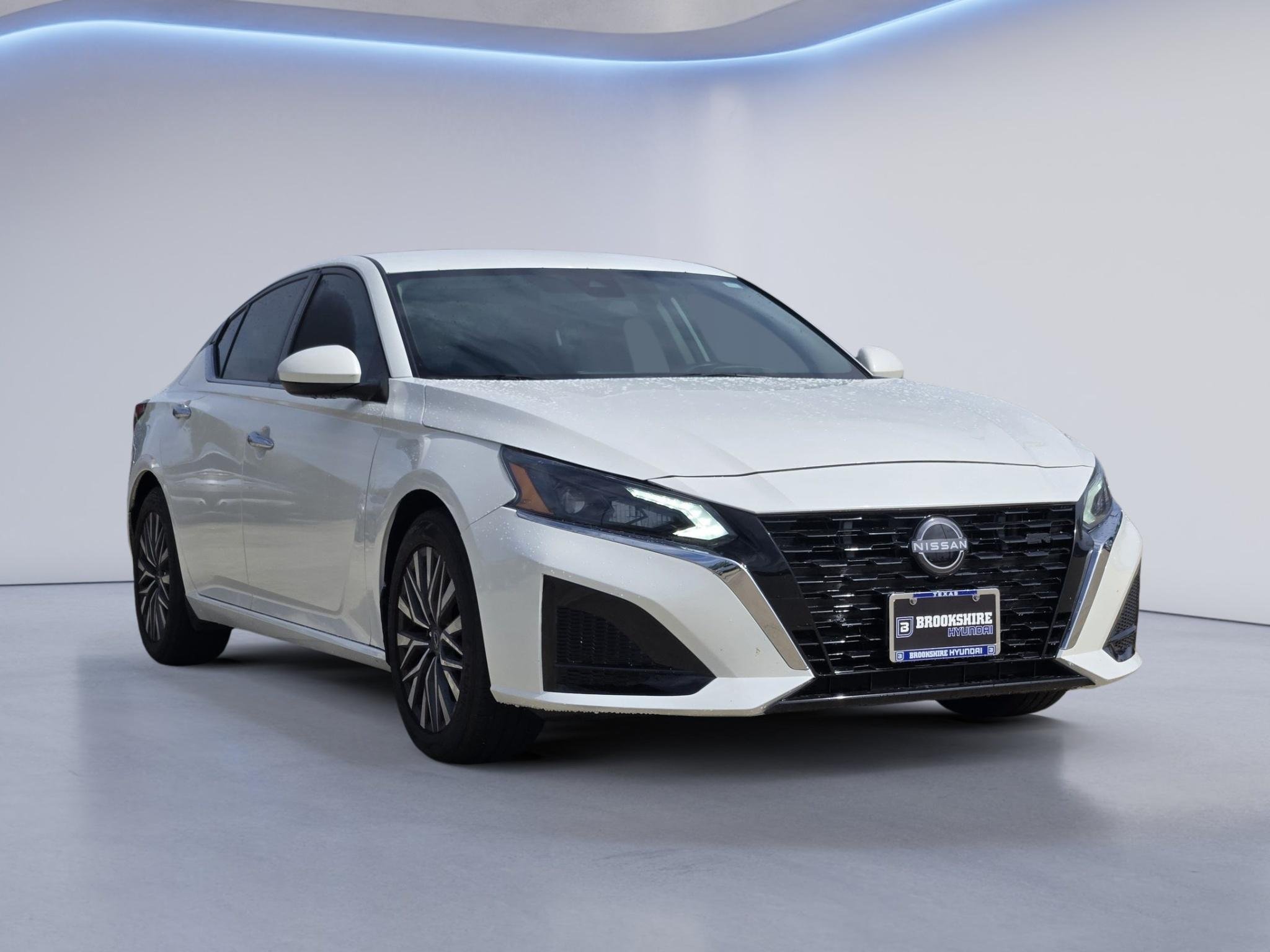 Used 2023 Pearl White Tricoat Nissan 2.5 SV image 3