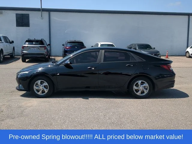 Used 2023 Black Hyundai SE image 10