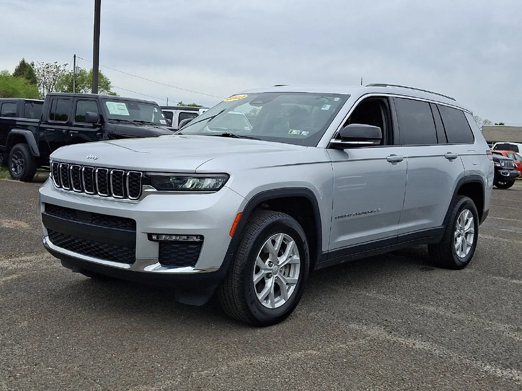 Used 2023 Silver Jeep Limited image 6
