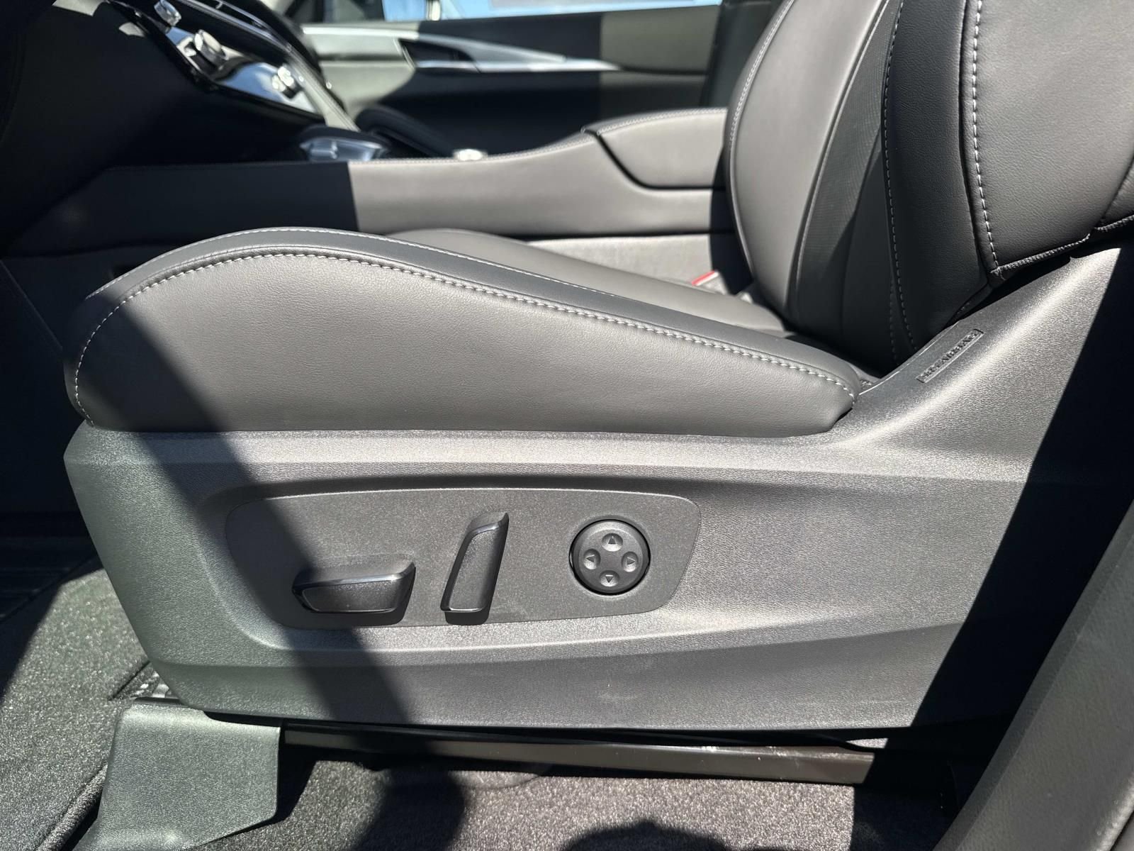 New 2027 MINERAL BLACK INFINITI Luxe AWD image 12