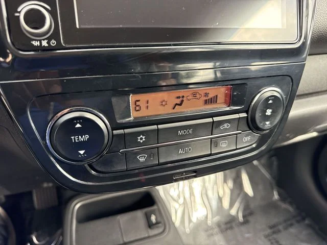 Used 2021 Red Mitsubishi  image 19