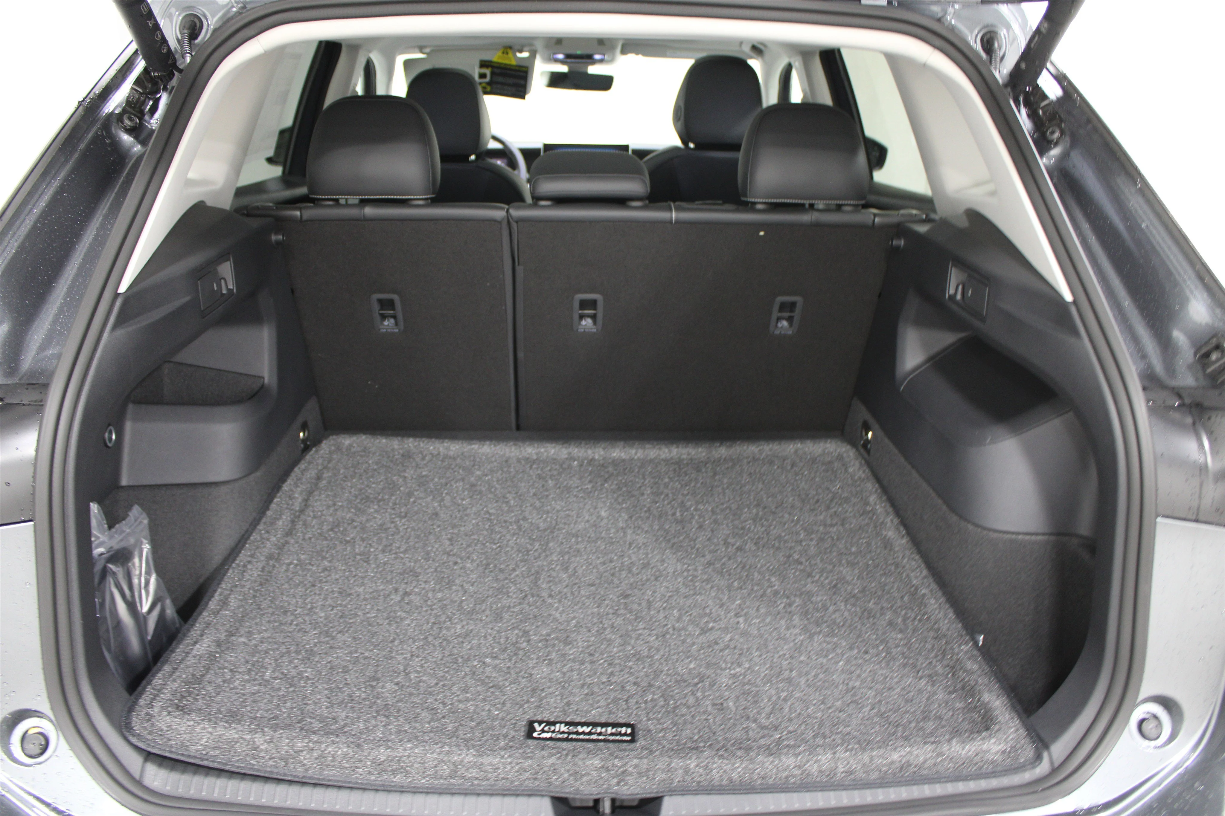 New 2026 Platinum Gray Metallic Volkswagen SE image 21
