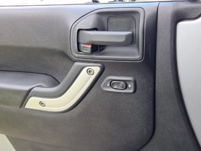 Used 2015 Silver Jeep Unlimited Rubicon image 27