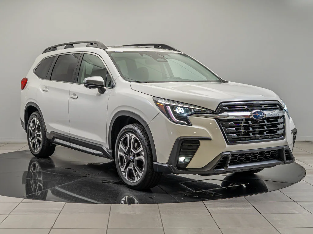 Used 2023 Crystal White Pearl Subaru Limited image 3
