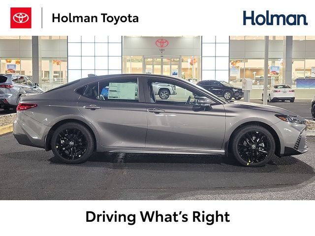 Used 2025  Toyota SE image 1