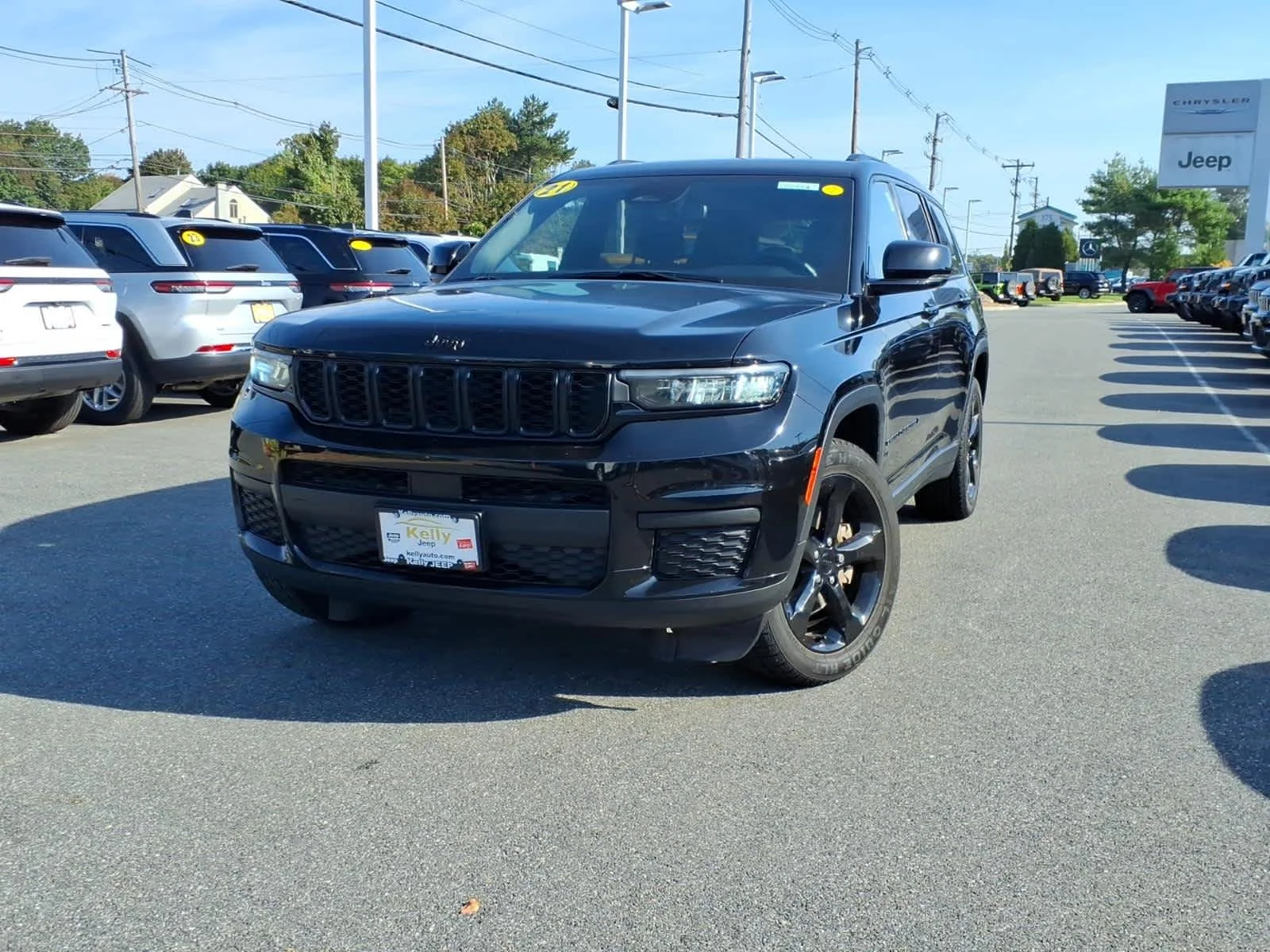 Used 2021 Diamond Black Crystal P/C Jeep Altitude image 2