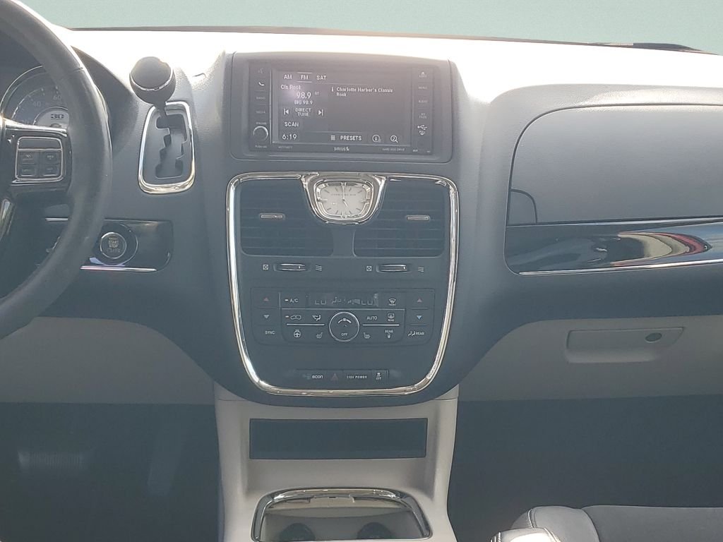 2014 Chrysler Town & Country Touring-L - Photo 15
