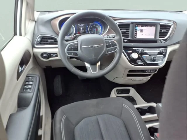 Used 2023  Chrysler LX image 4