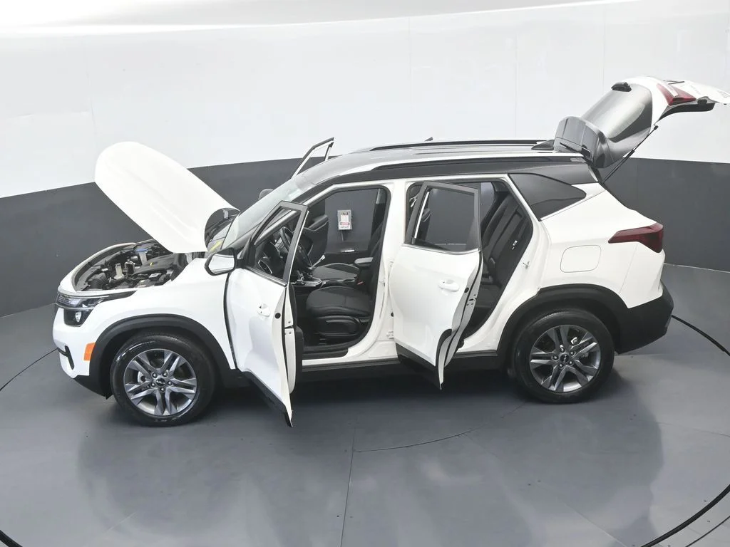 Used 2023 Clear White/Black Roof Kia S image 59