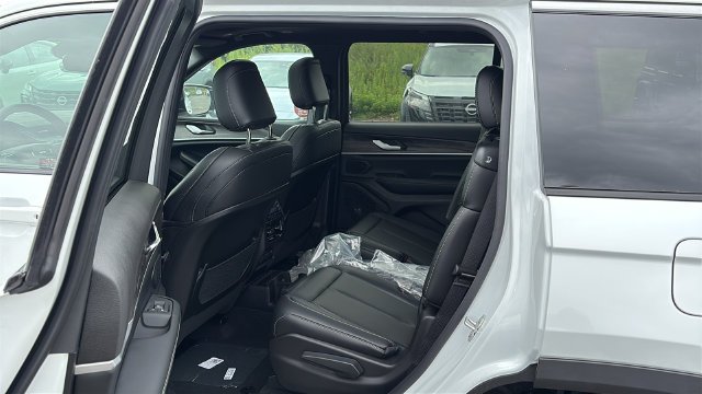 New 2027 Bright White Clear-Coat Paint Jeep Limited image 23