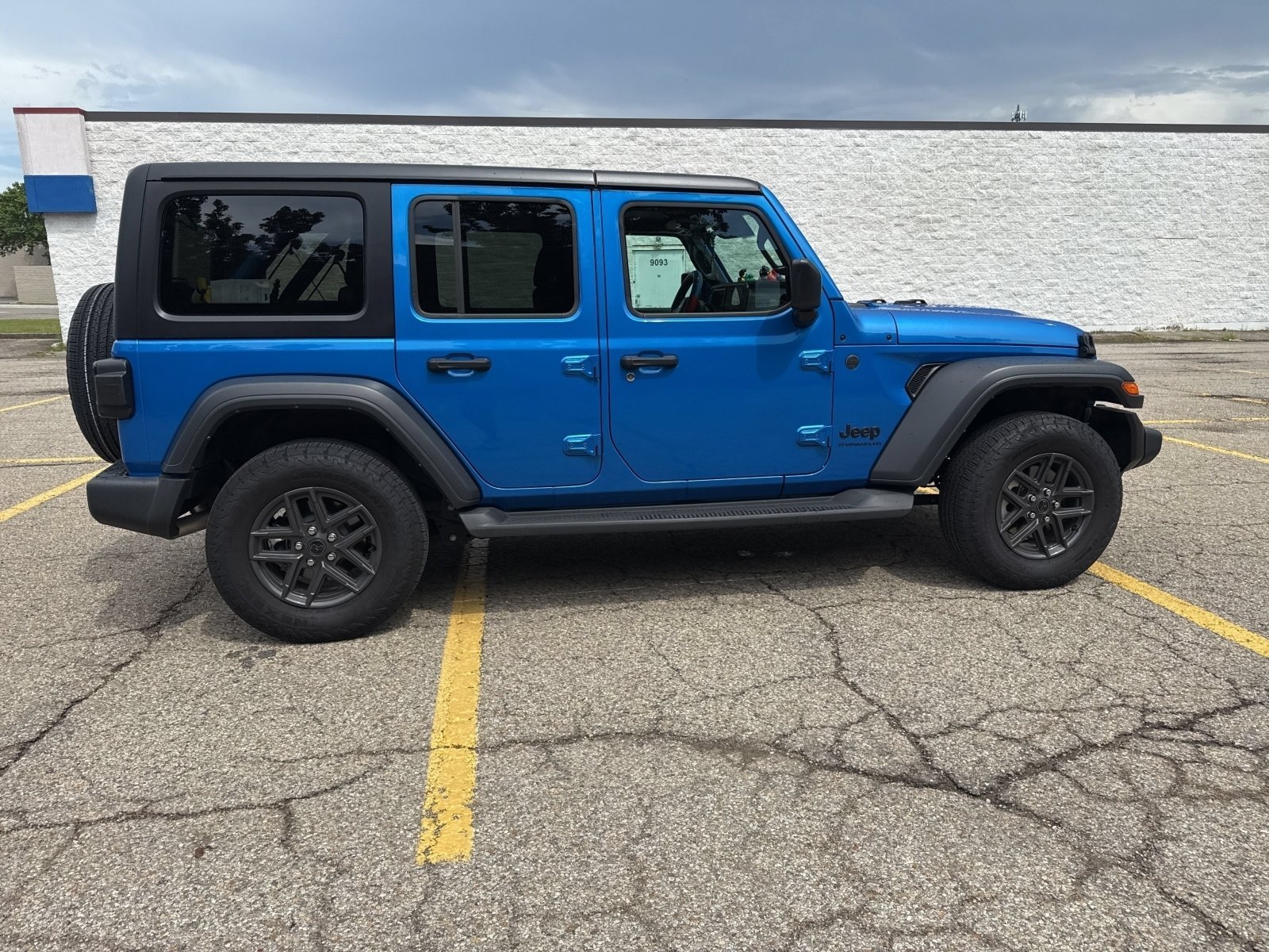 Used 2024 Hydro Blue Pearlcoat Jeep Sport S image 21