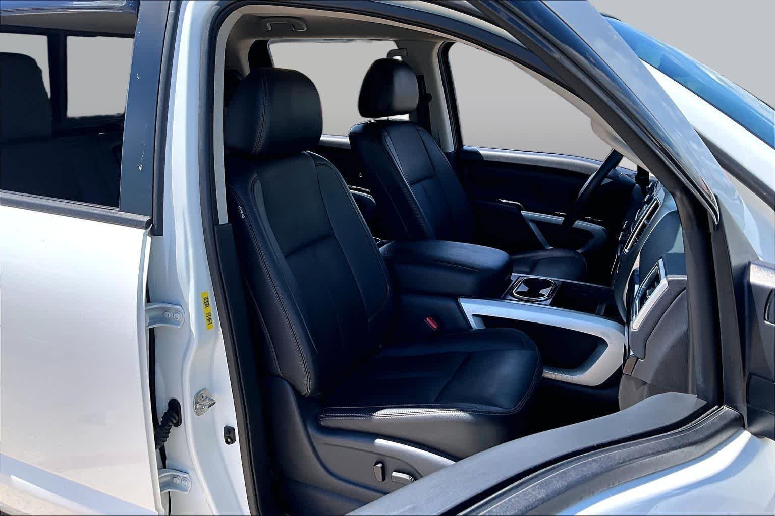 Used 2018 Glacier White Nissan SV image 9