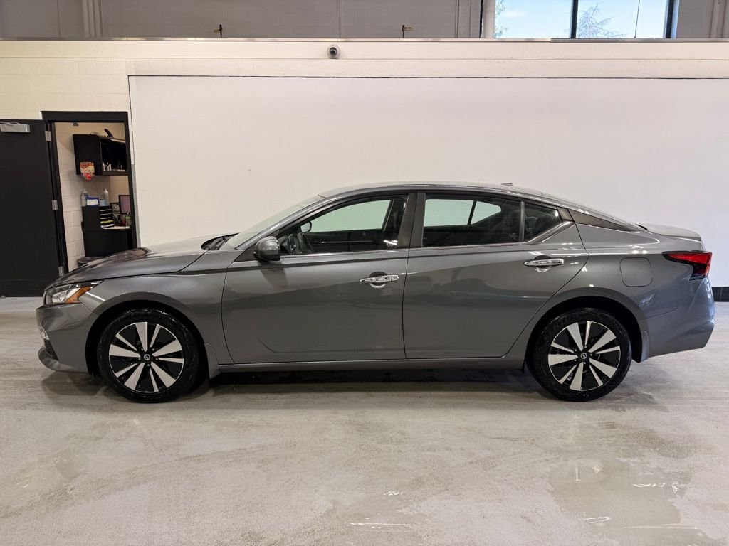 Used 2021 Nissan Altima SV with VIN 1N4BL4DW9MN350845 for sale in Golden Valley, Minnesota