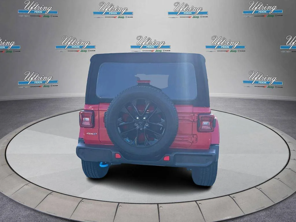Used 2022 Firecracker Red Clearcoat Jeep Unlimited Sahara image 5