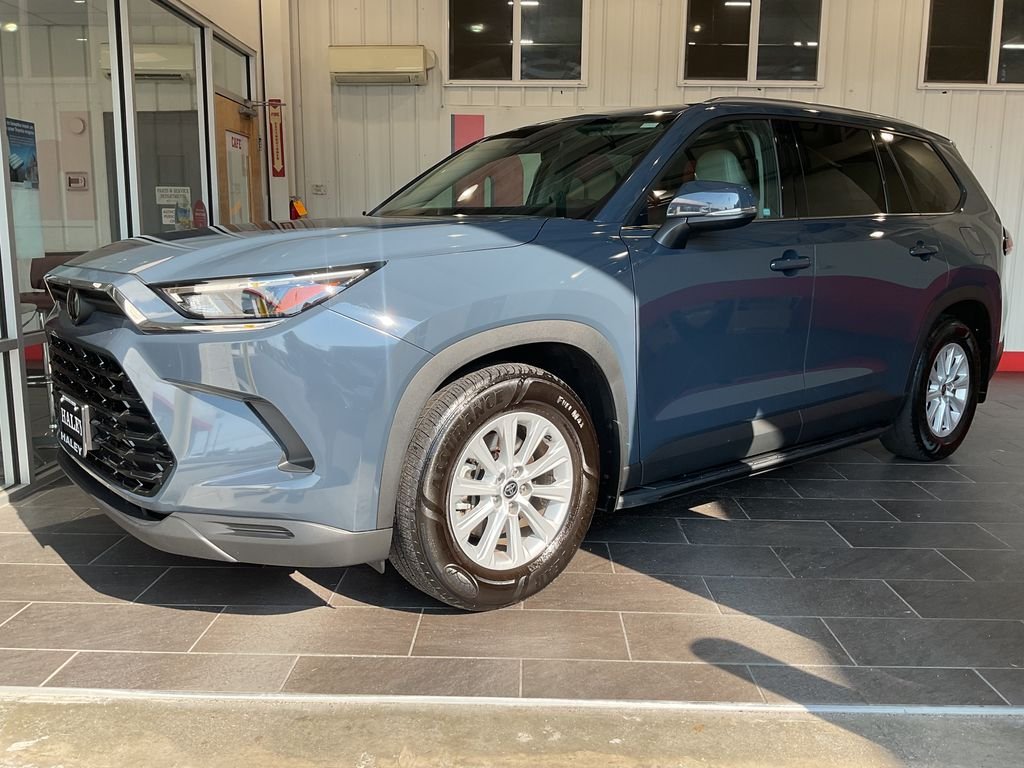 Used 2025 White Toyota XLE image 2