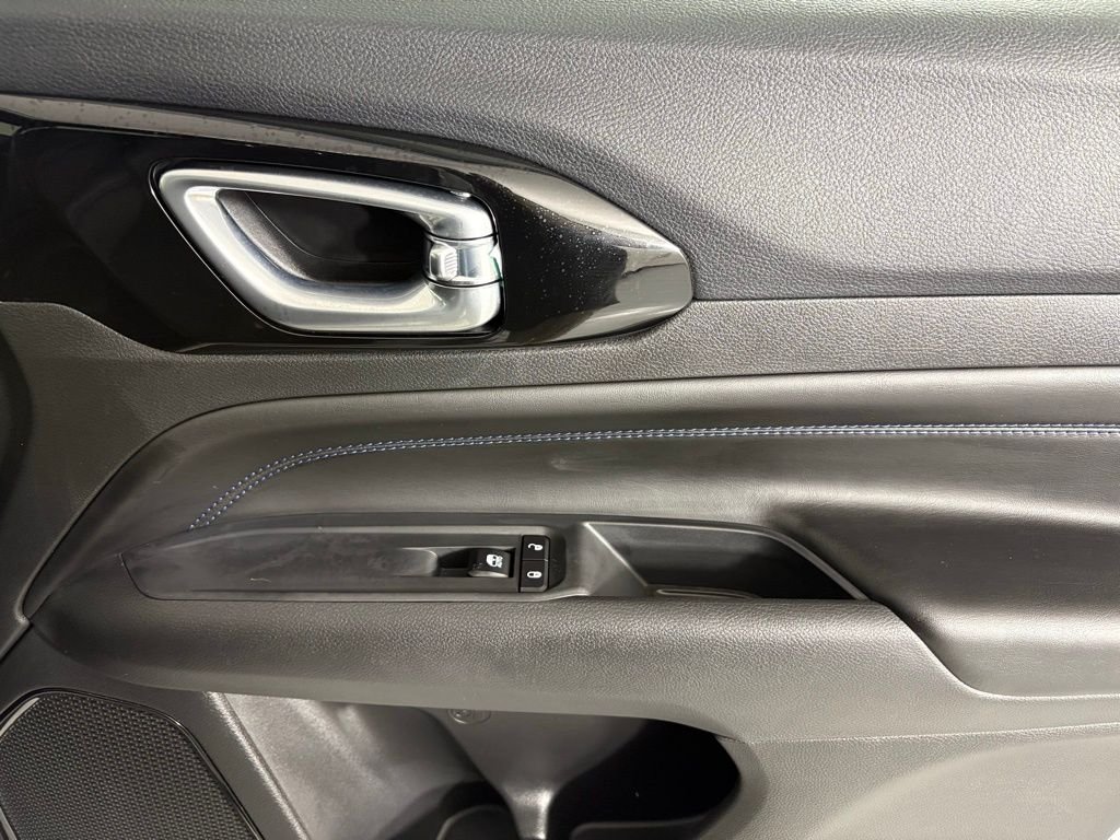 New 2026 Silver Zynith Metallic Clearcoat Jeep Latitude image 12
