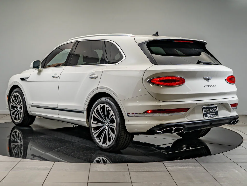 Used 2022 White Bentley V8 image 7