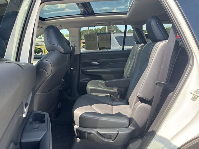 Used 2025 Wind Chill Pearl Toyota Platinum image 27