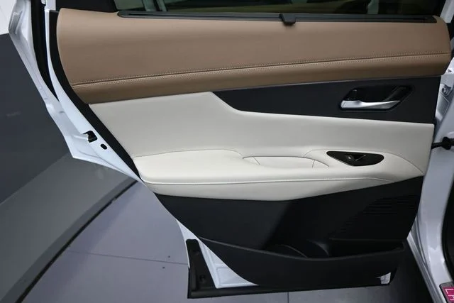 New 2026 Everest White Pearl TriCoat Nissan Platinum image 10