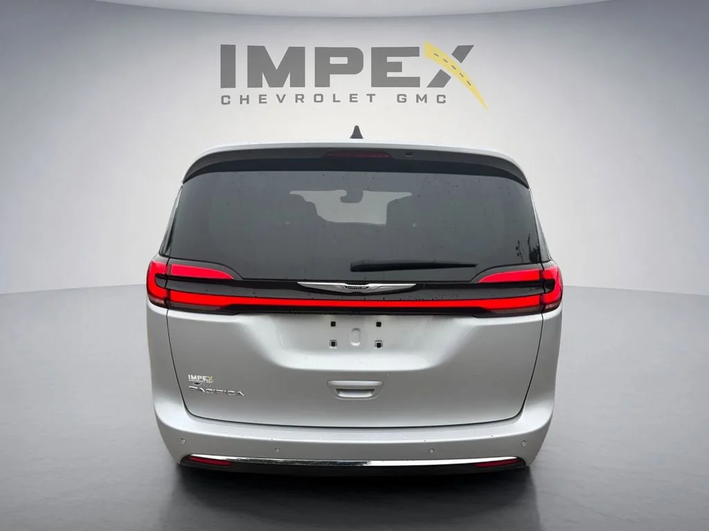 Used 2024 Silver Chrysler Touring L image 4