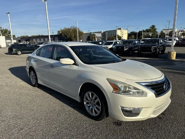 Used 2014 White Nissan 2.5 S image 3