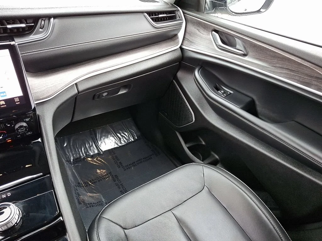 Used 2022 Silver Jeep Limited 4x4 image 17