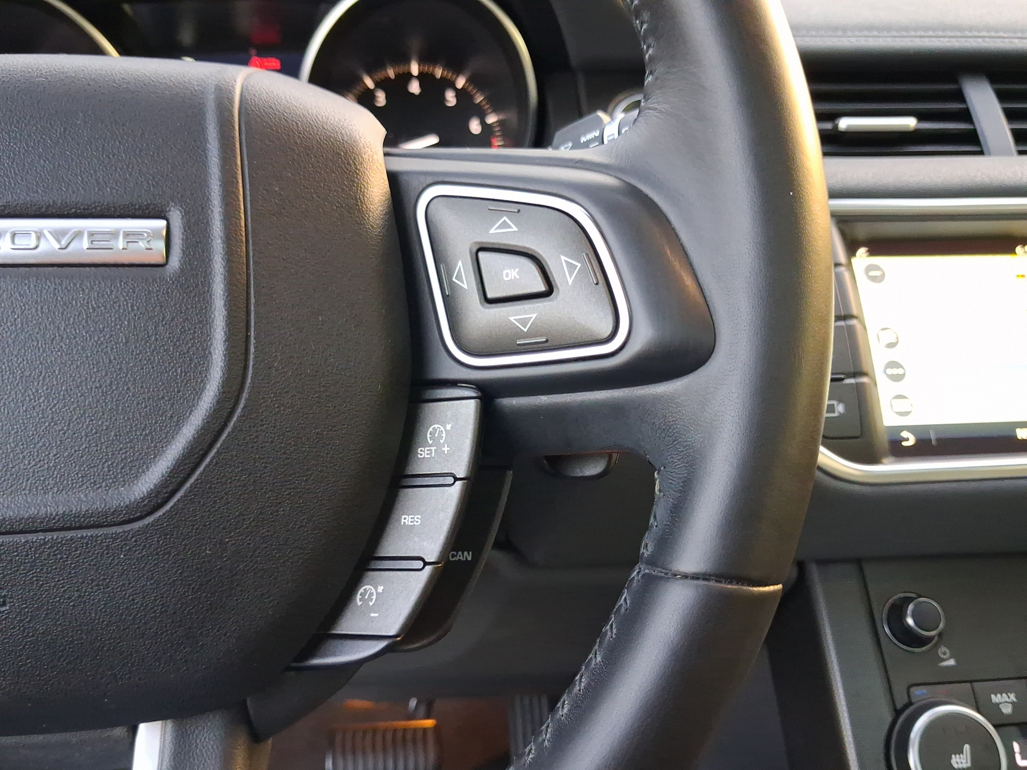 Used 2019  Land Rover SE image 21