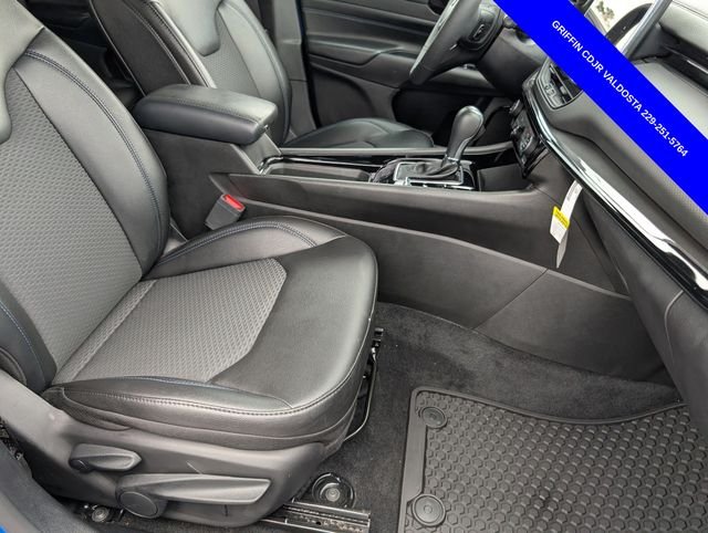 Used 2025 Blue Jeep Latitude image 28