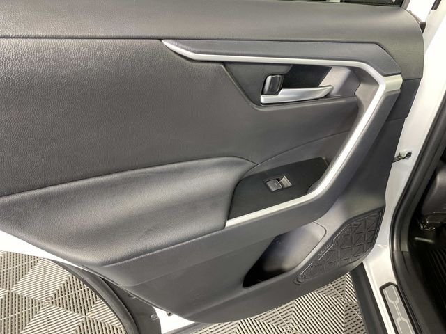 Used 2025 Beige Toyota XLE Premium image 27