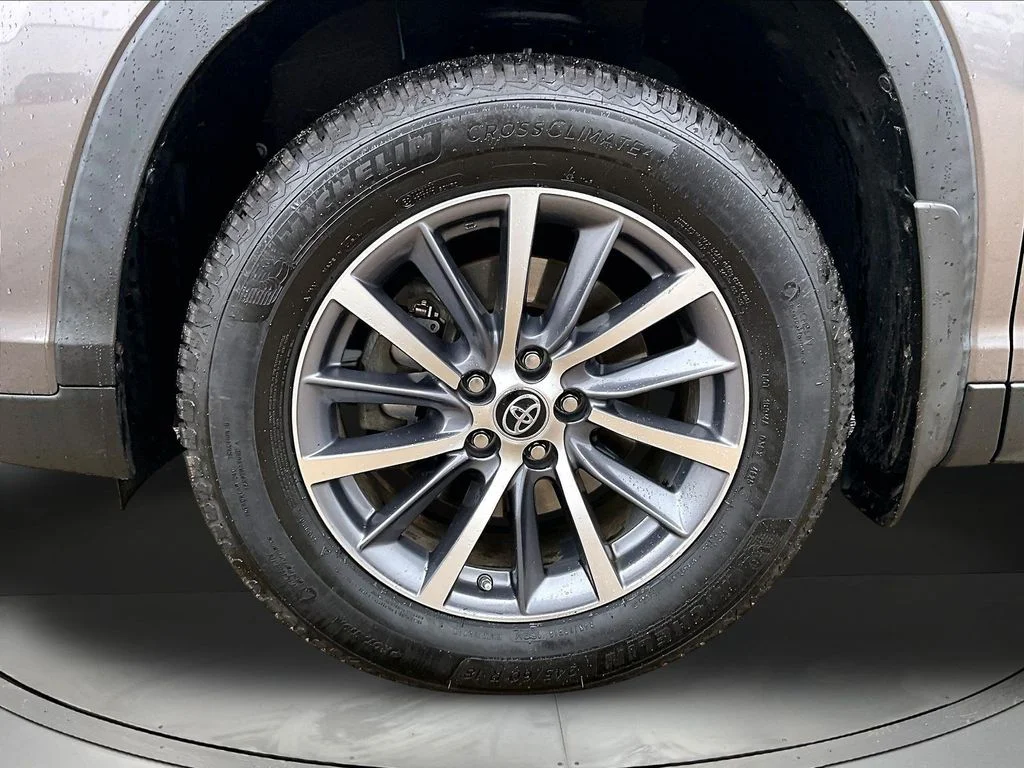 Used 2019 Gray Toyota XLE image 36