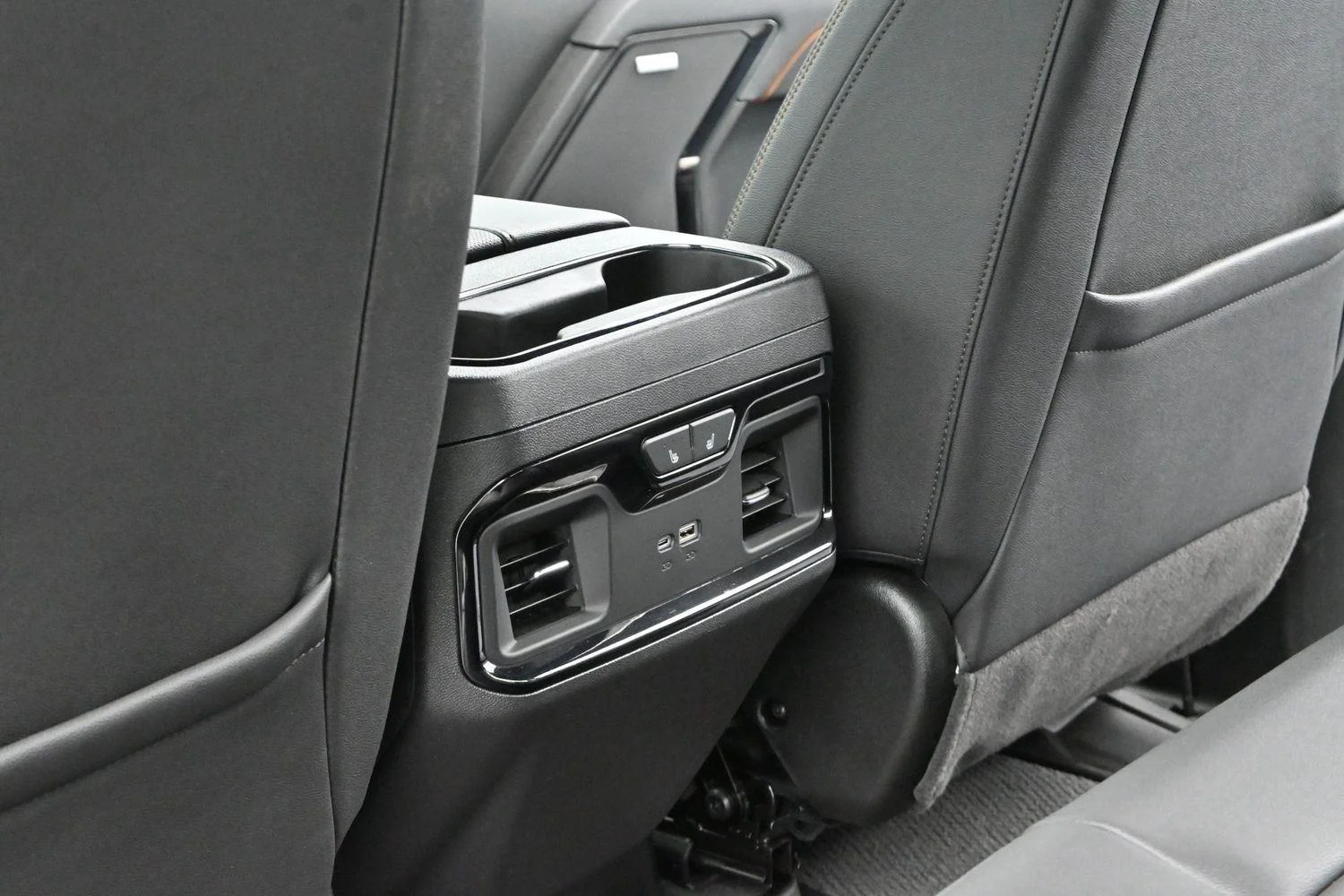 Used 2025 Sterling Metallic GMC AT4 image 30