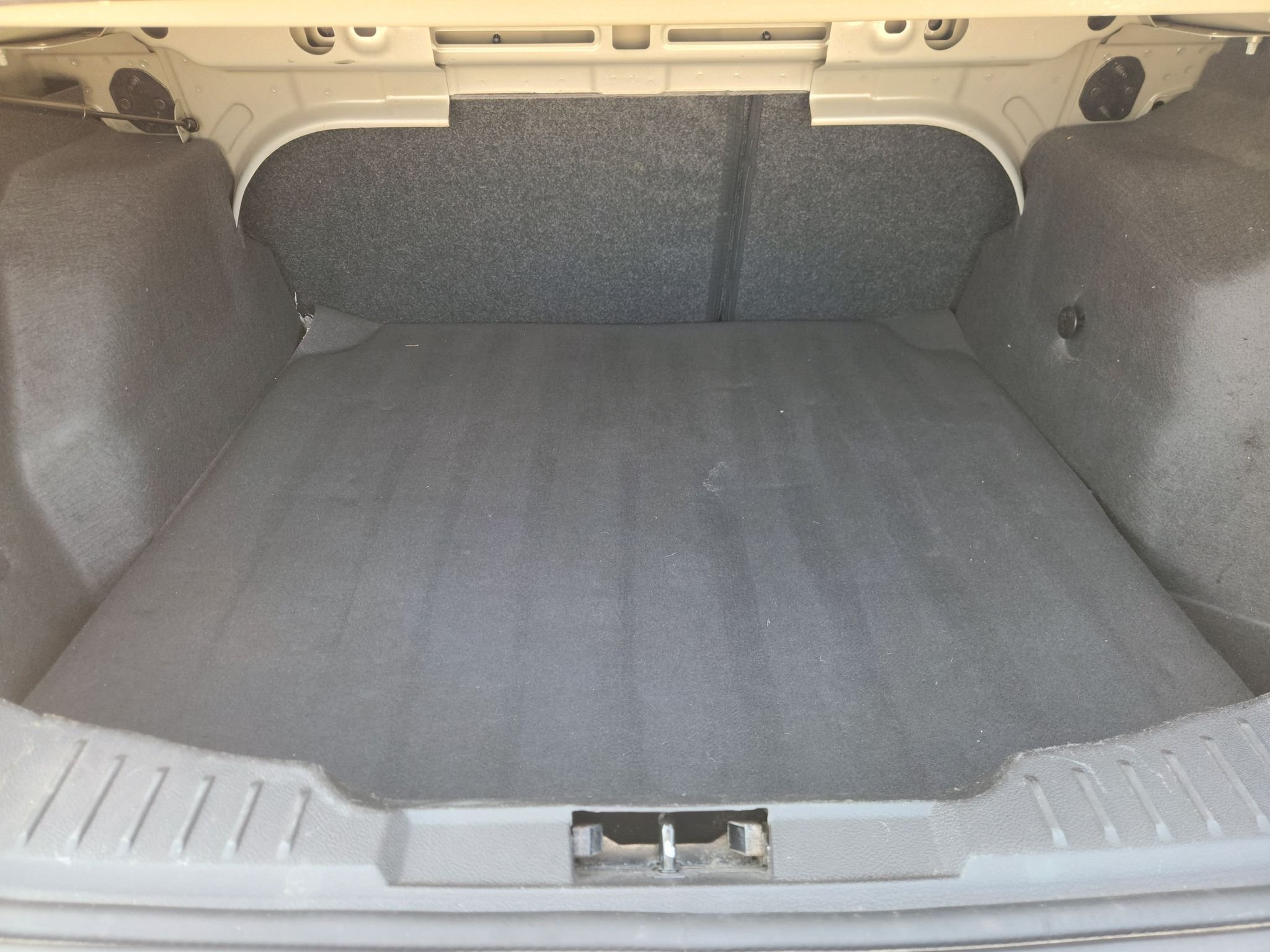 Used 2018 White Gold Metallic Ford SE image 33