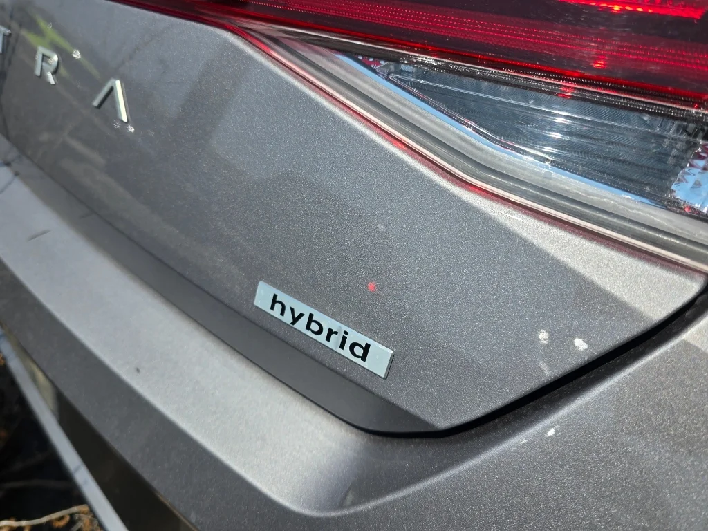 Used 2025 Fluid Metal Hyundai Limited image 19