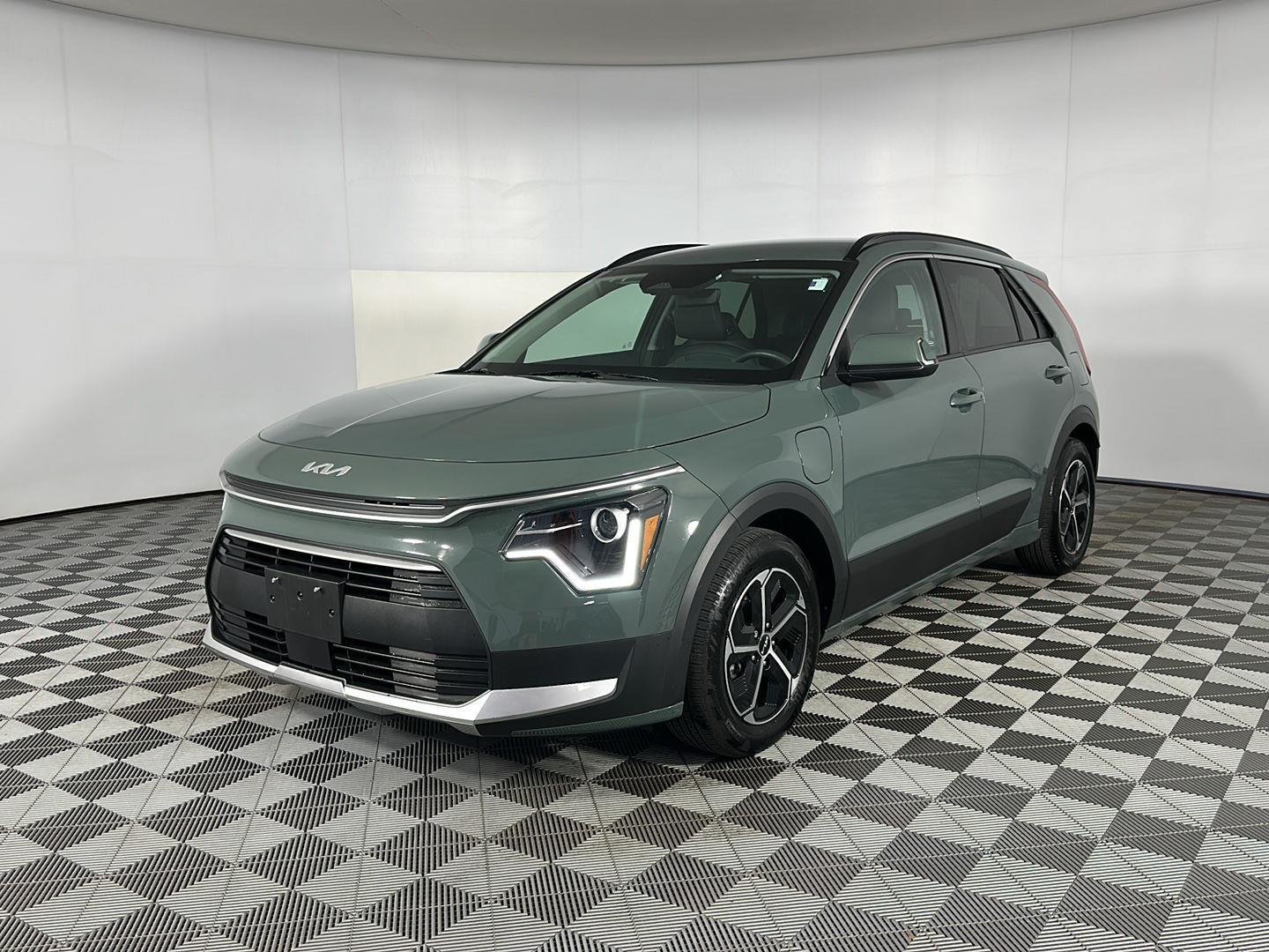 Used 2023 Cityscape Green Kia EX image 3