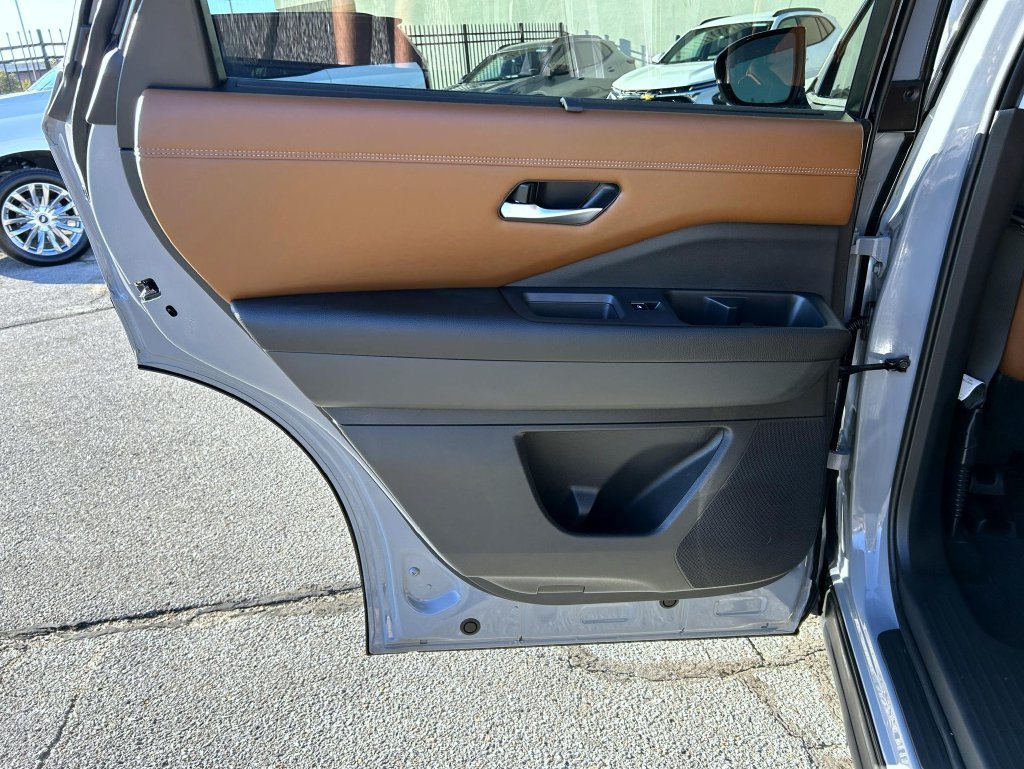 Used 2024 Gray Nissan Platinum image 18