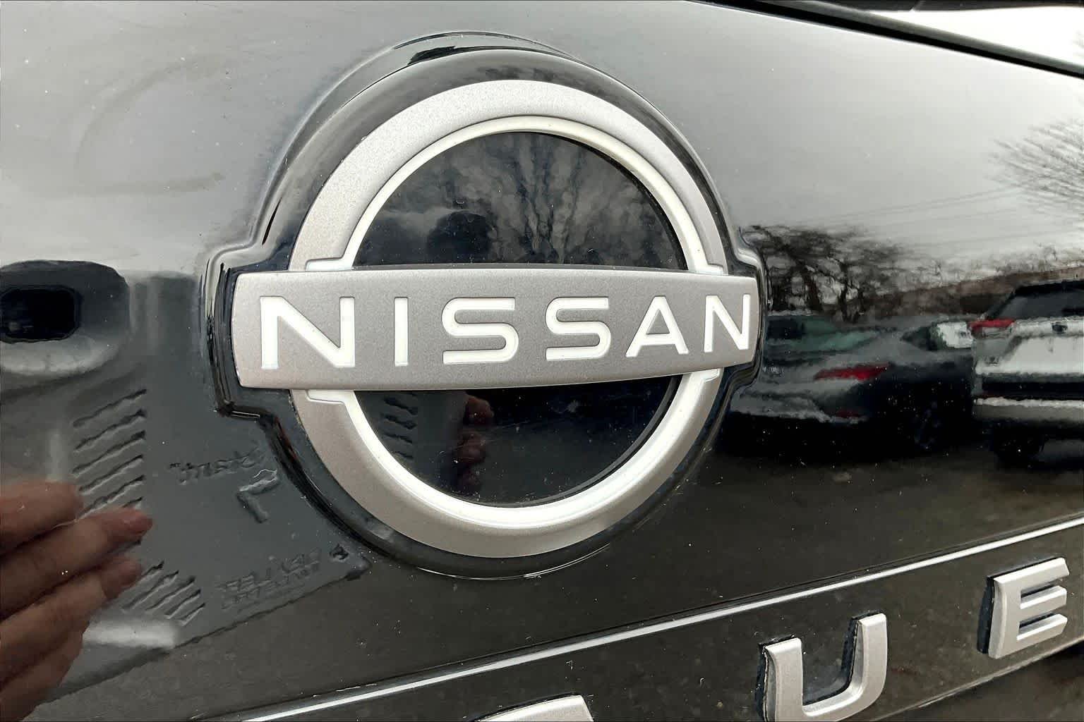 Used 2025 Super Black Nissan Platinum image 53