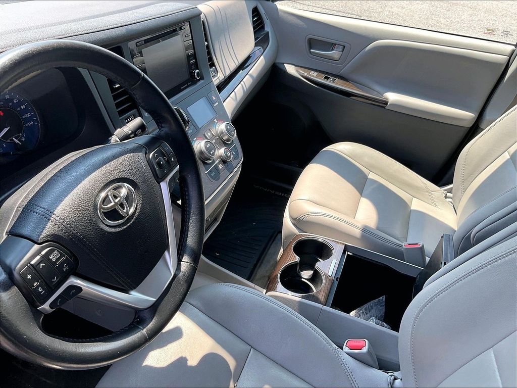 Used 2018 Beige Toyota XLE Premium image 21