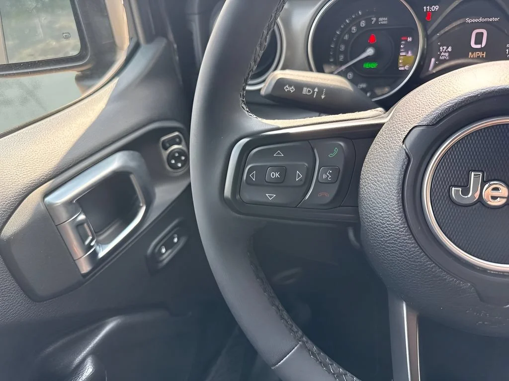 Used 2023 Black Jeep  image 14