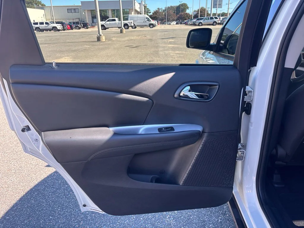 Used 2017 White Dodge SXT image 31