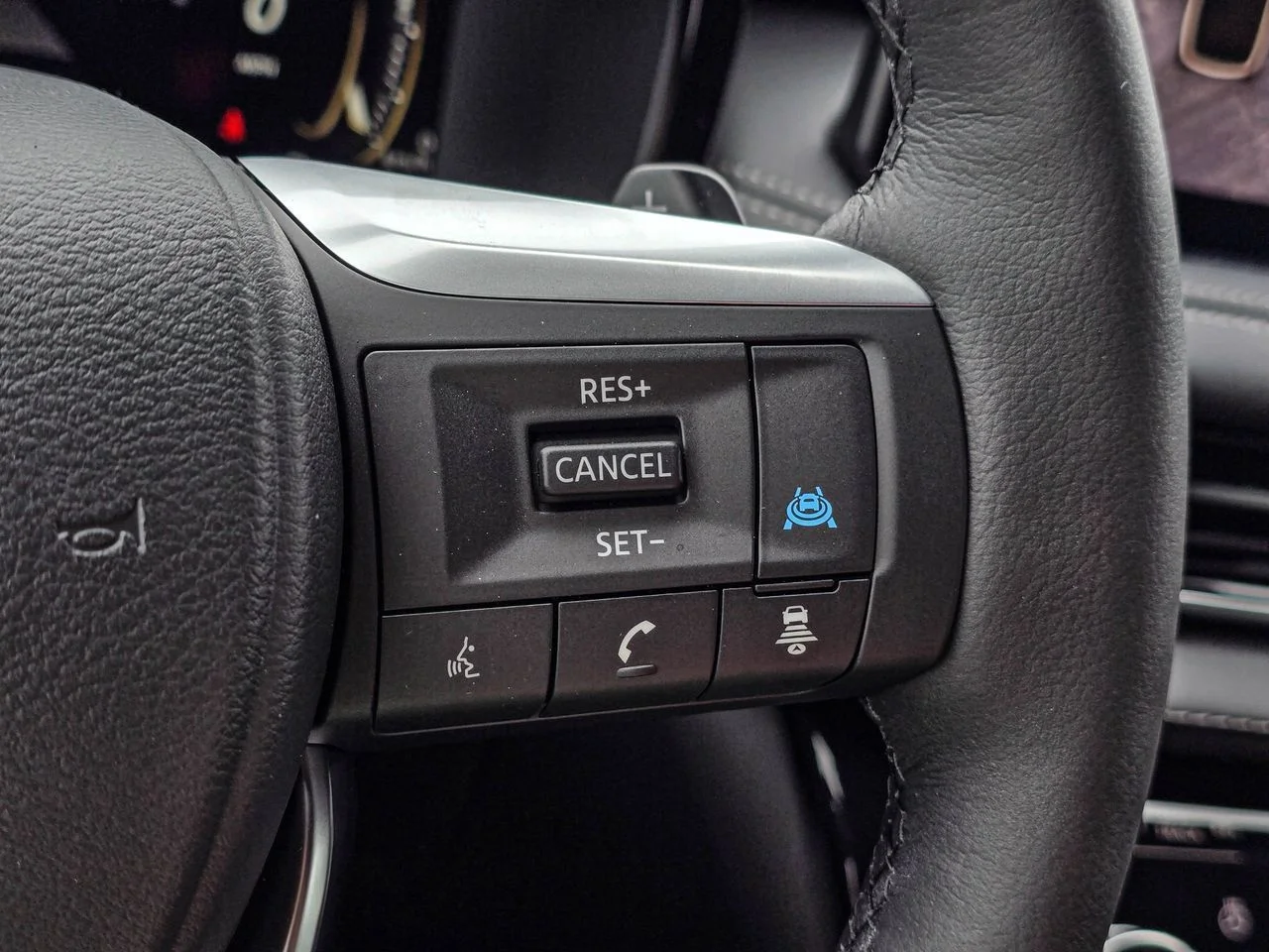 New 2027 2T RAD WHT INFINITI Sport AWD image 24