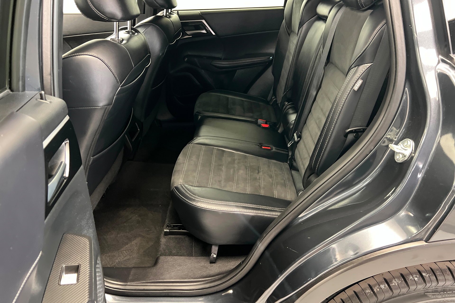 Used 2024 Silver Mitsubishi SE image 22
