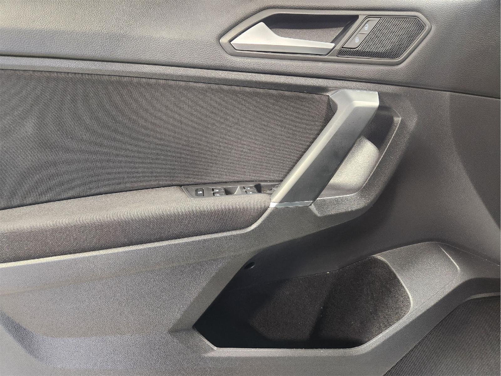 2020 Volkswagen Tiguan photo 21 of 32