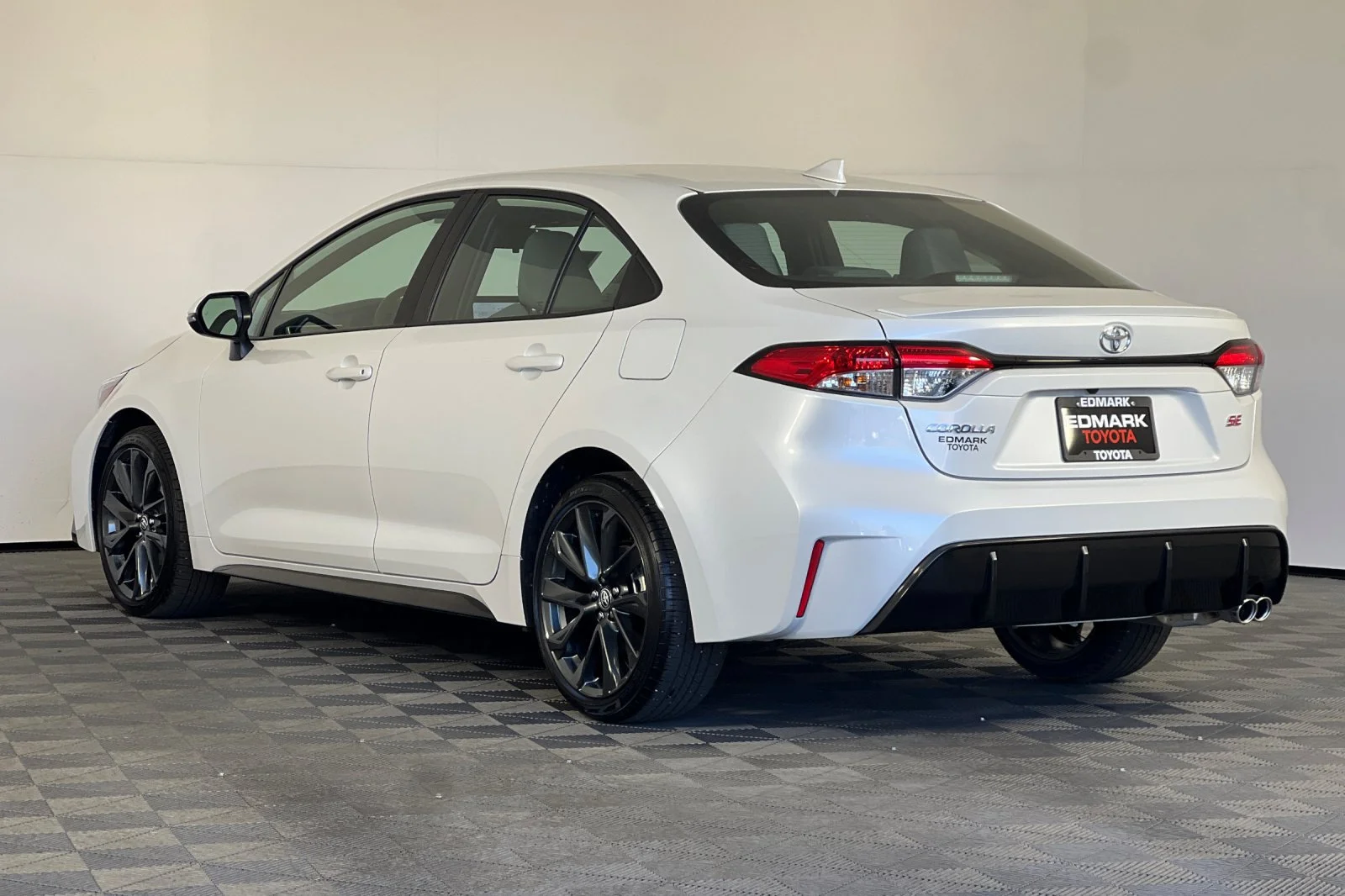 Used 2026 Wind Chill Pearl Toyota SE image 5