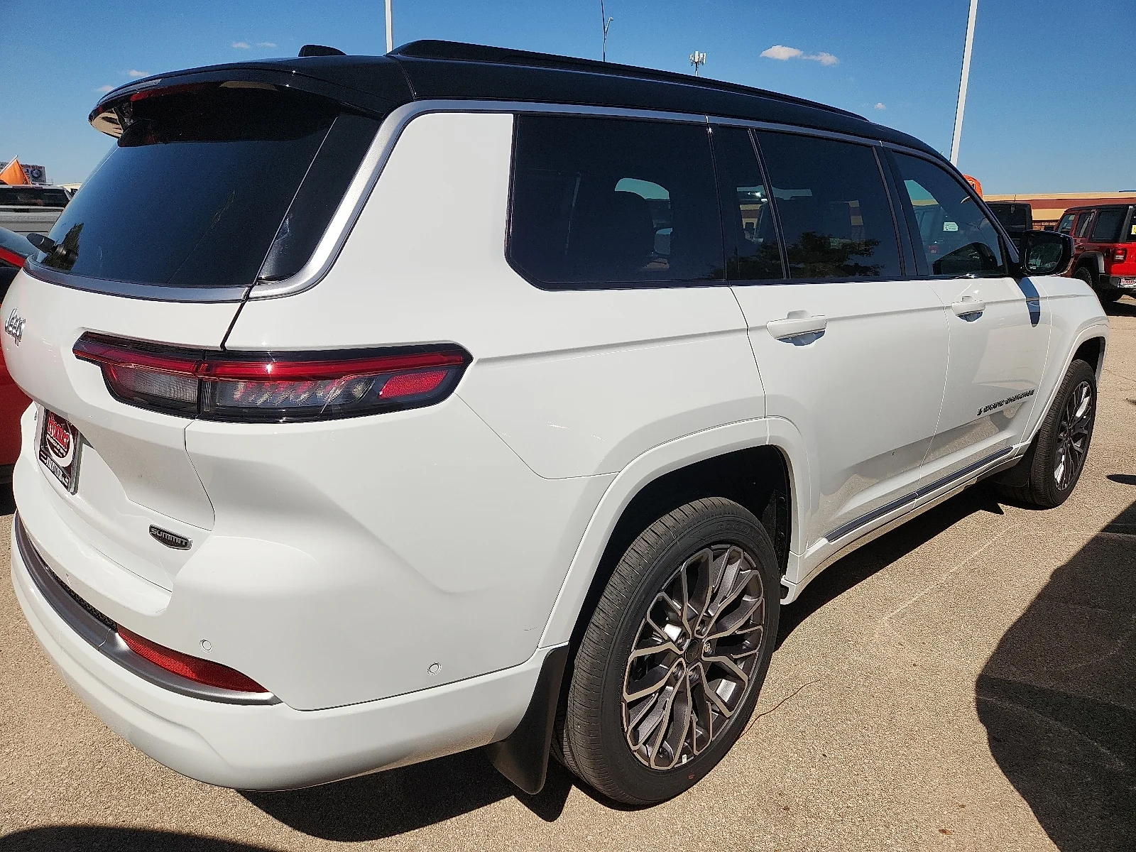 New 2027 Bright White Clear-Coat Paint Jeep L SUMMIT 4X4 image 3