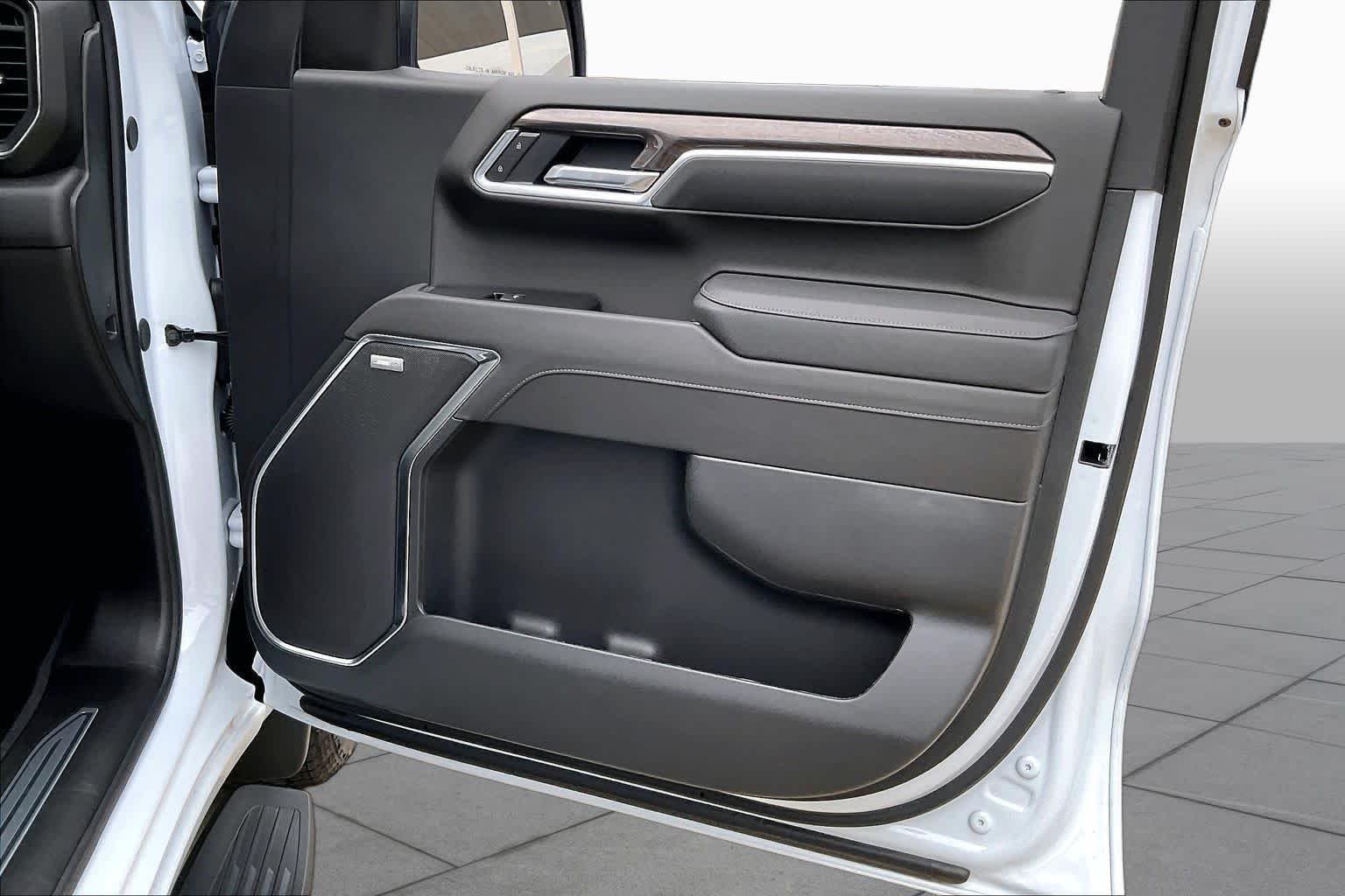 Used 2026 Polar White Tricoat Chevrolet LTZ image 22