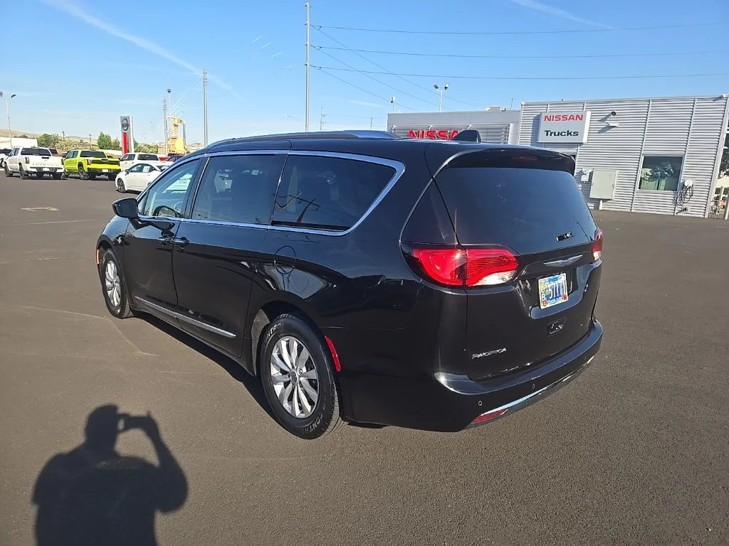 Used 2019 Black Chrysler Touring L image 7